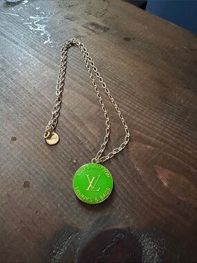 💚✅🐸🥑Louis Vuitton Green Enamel LV Pendant Necklace with Gold Chain